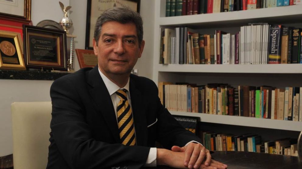 Rosatti le recomendó a los candidatos "leer la Constitución"