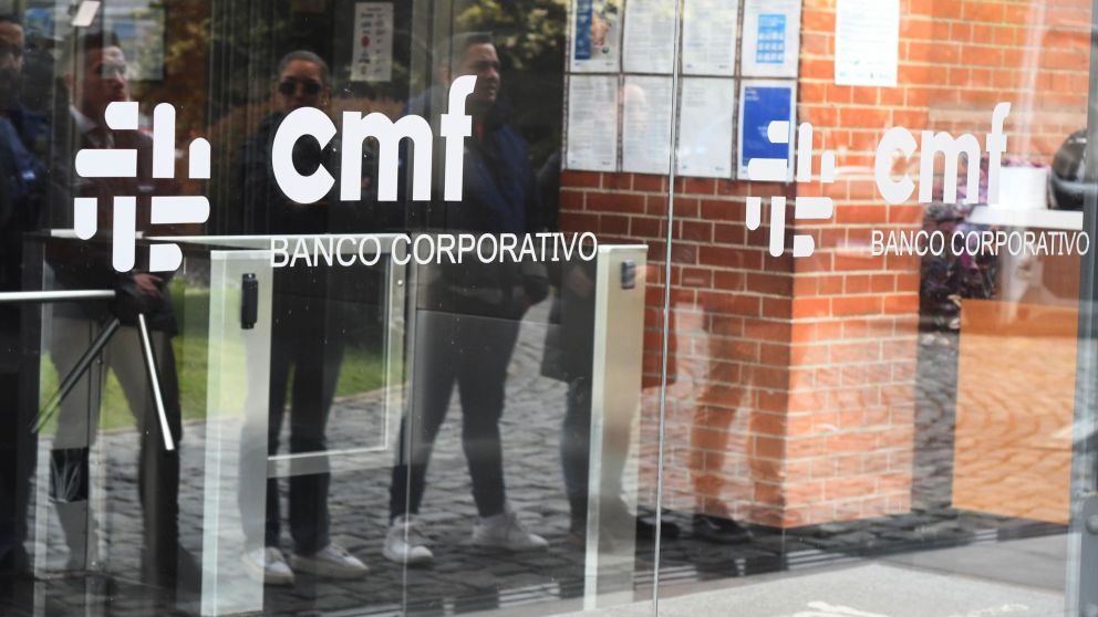 Efectivos de PFA y Aduana se hicieron presentes en la sucursal del Banco CMF en Puerto Madero (Foto: Pablo Villán)