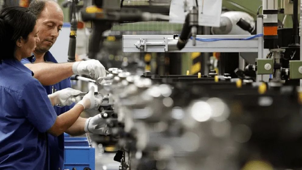 La actividad industrial mejora levemente en junio