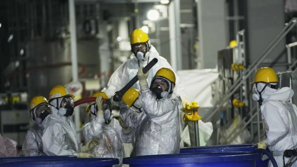 La operadora TEPCO y funcionarios japoneses aseguran que el vertido no afectará el medio marino ni la salud humana