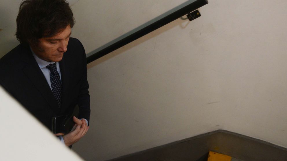 Javier Milei baja el perfil mientras la campaña entra en crisis por la alianza con Macri
