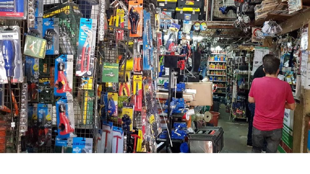 Los ferreteros extra�an la fabricaci�n de productos nacionales como las l�mparas de luz