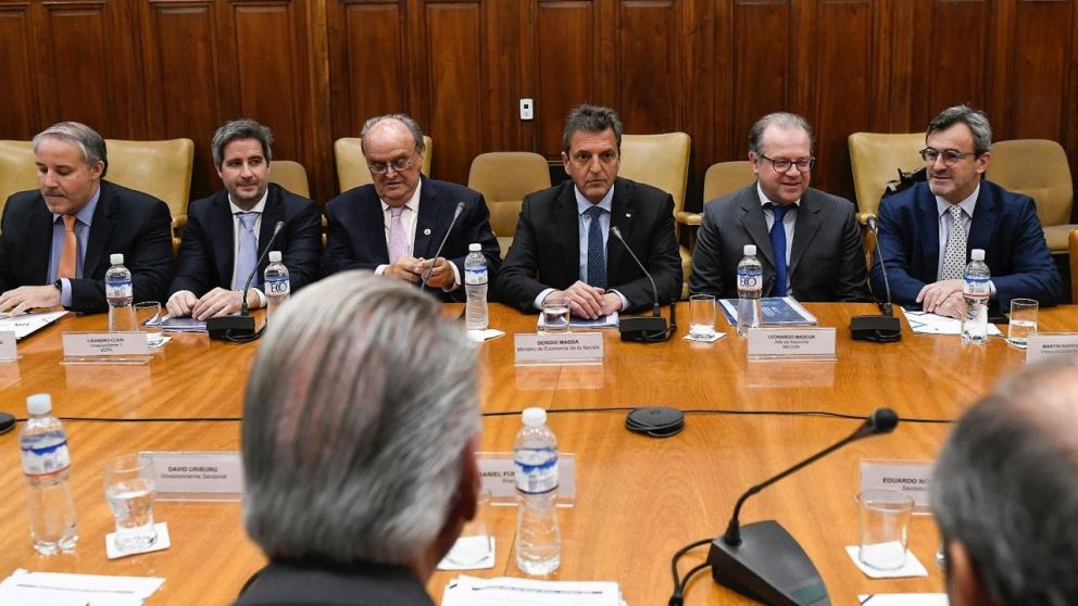 Sergio Massa en la reunión con la UIA