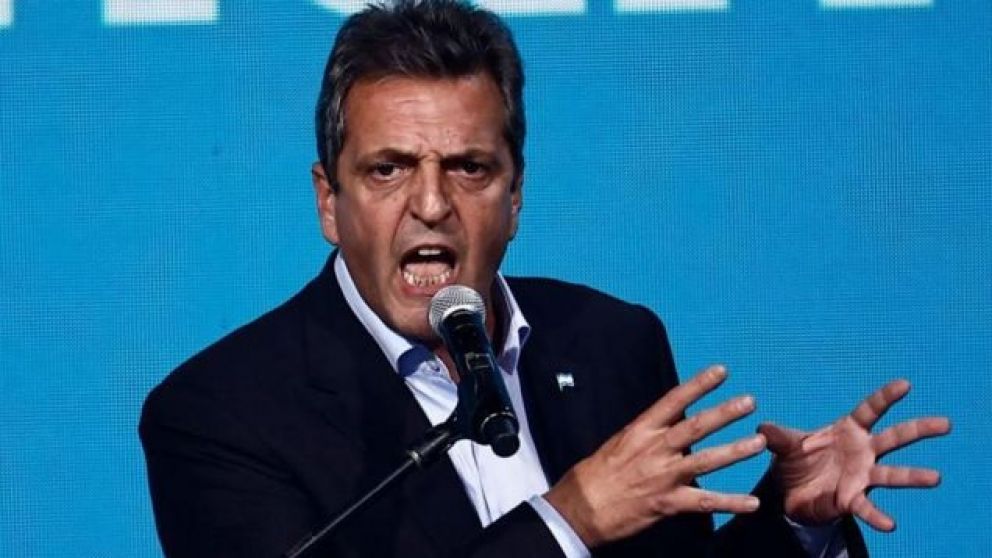 Massa advirtió a las empresas petroleras que el abastecimiento de combustibles en las estaciones de servicio debe estar resuelto para la medianoche del martes.