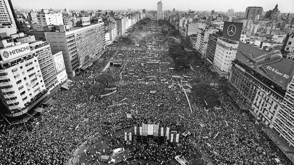 Acto de cierre de campaña de la Unión Cívica Radical en la Avenida 9 de Julio. Ciudad de Buenos Aires, 26 octubre 1983
