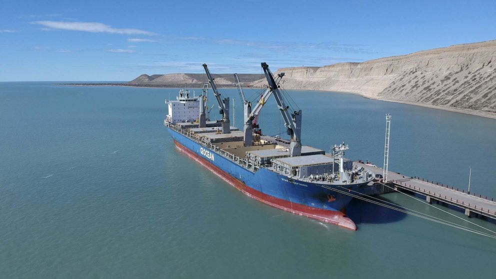 Comenzo la descarga en el Puerto de Punta Quilla, Santa Cruz, de las turbinas para las represas hidroelectricas Jorce Cepernic y Nestor Kirchner. Puerto Santa Cruz, Santa Cruz. Argentina