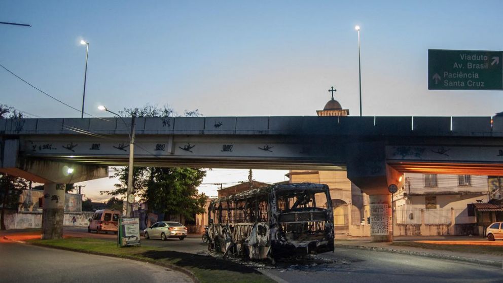 Los ataques parapoliciales afectaron a un tren y 35 colectivos en Río de Janeiro