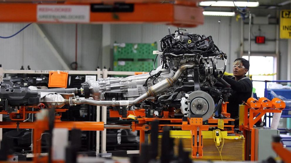 La producción industrial creció, pero también lo hizo el sector servicios