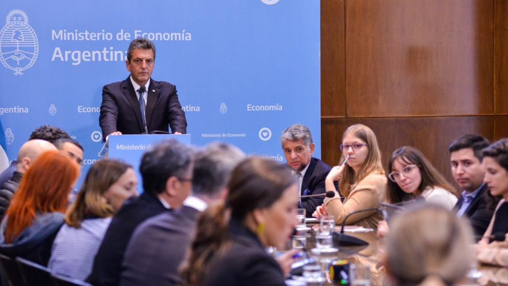 Massa y un guiño al mercado sobre la austeridad fiscal