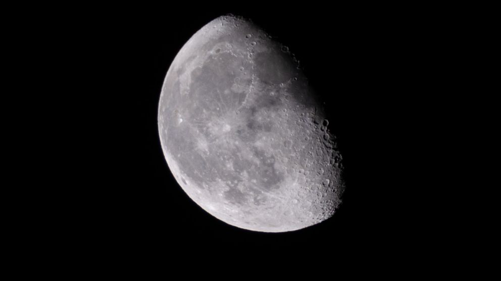 El estudio de un cristal podría cambiar la edad de la Luna
