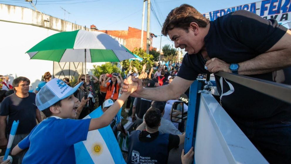 El intendente Fernando Espinoza, en la caravana de Unión por la Patria (Archivo).