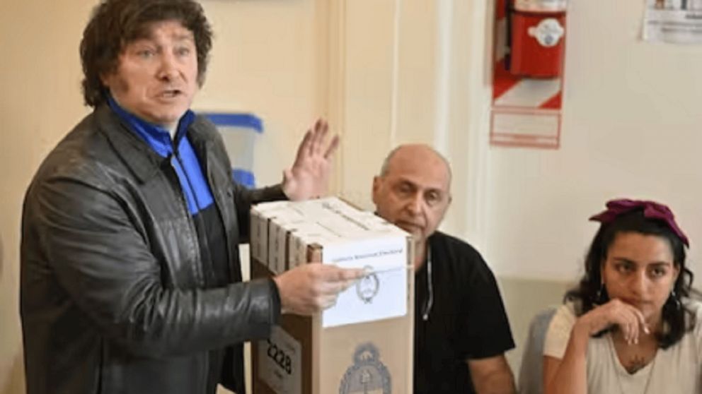 Javier Milei quedó segundo a seis puntos de Sergio Massa