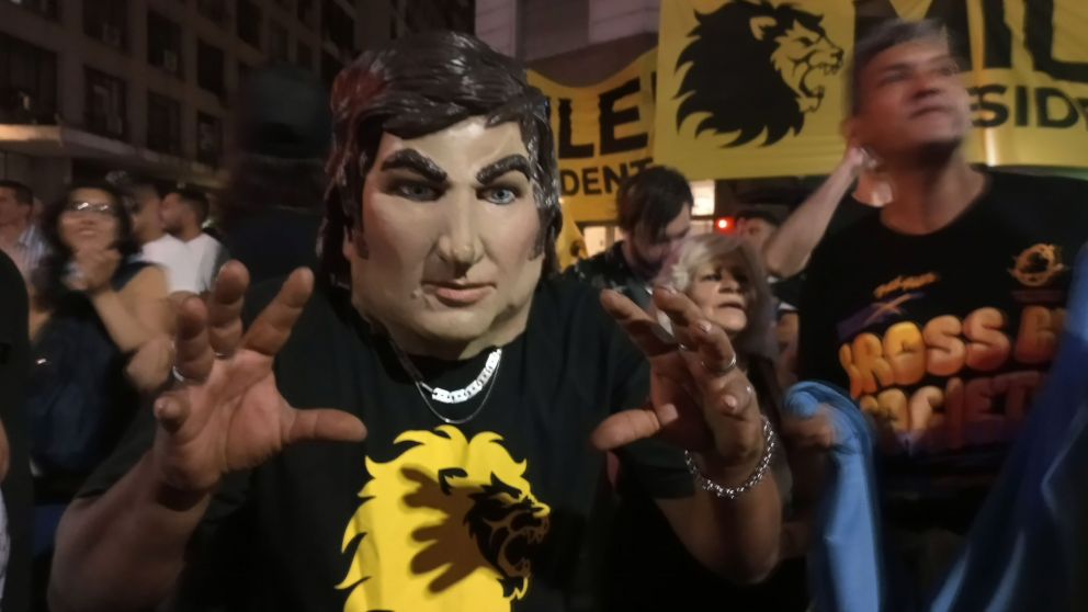 Las changas de Milei, el candidato repartió dinero para que cantaran su nombre y casi no hubo cantos