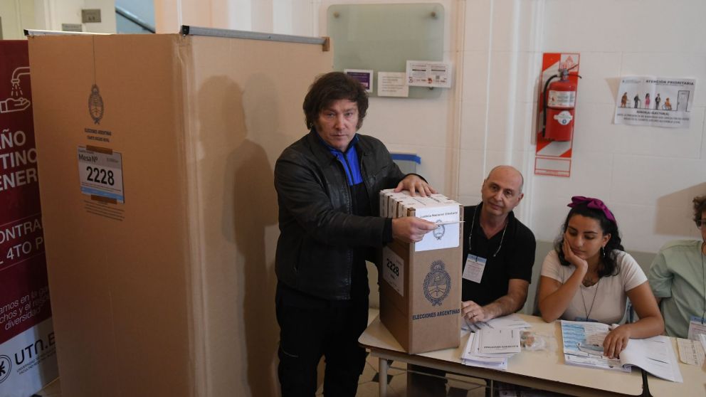 Javier Milei vota en las elecciones nacionales de Argentina 2023