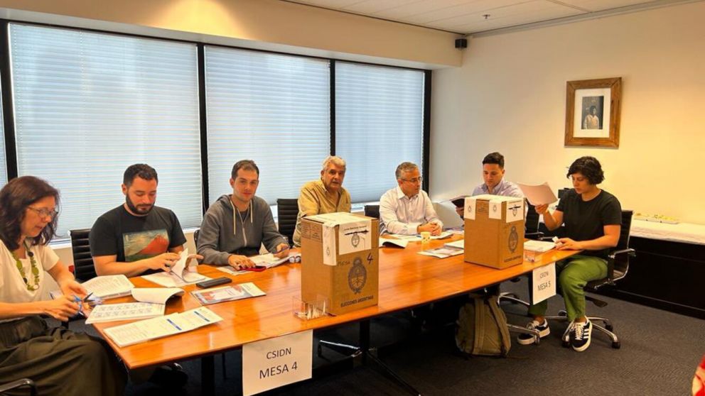 Los argentinos en el exterior emiten su voto