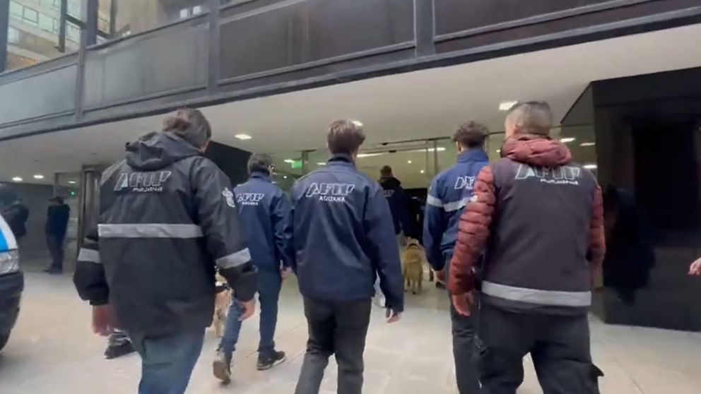 La Policía Federal allanó Nimbus, la mayor cueva de dólares del microcentro porteño