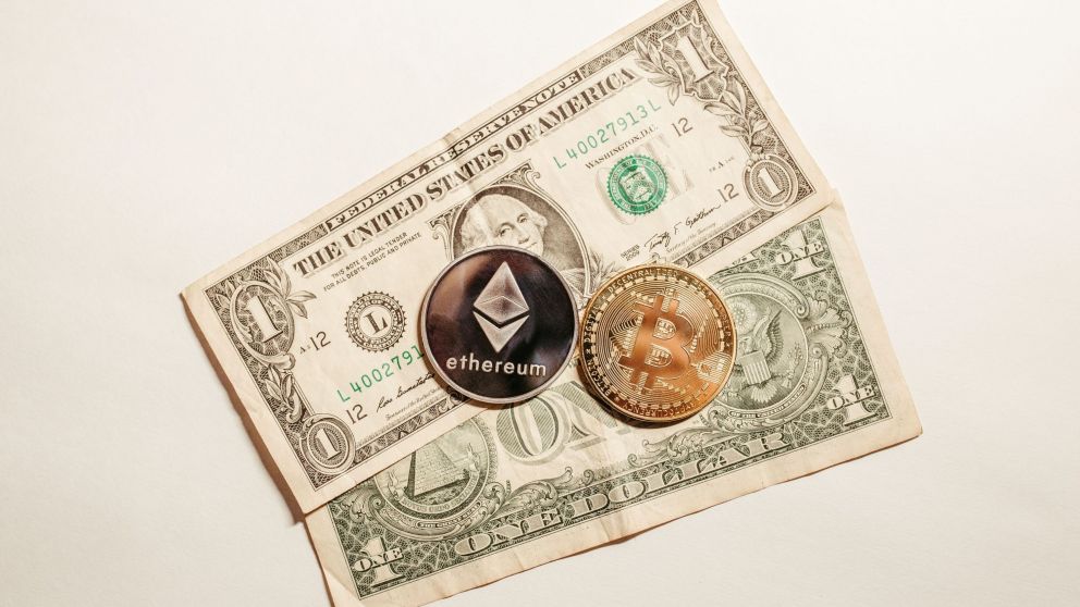 El dólar cripto no siguió los pasos del dólar blue y se mantuvo por encima de los $1.000