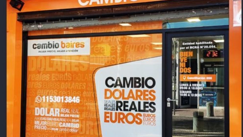 Investigan a casa de cambio por el presunto uso de personas insolventes para comprar dólar solidario y revender en el blue