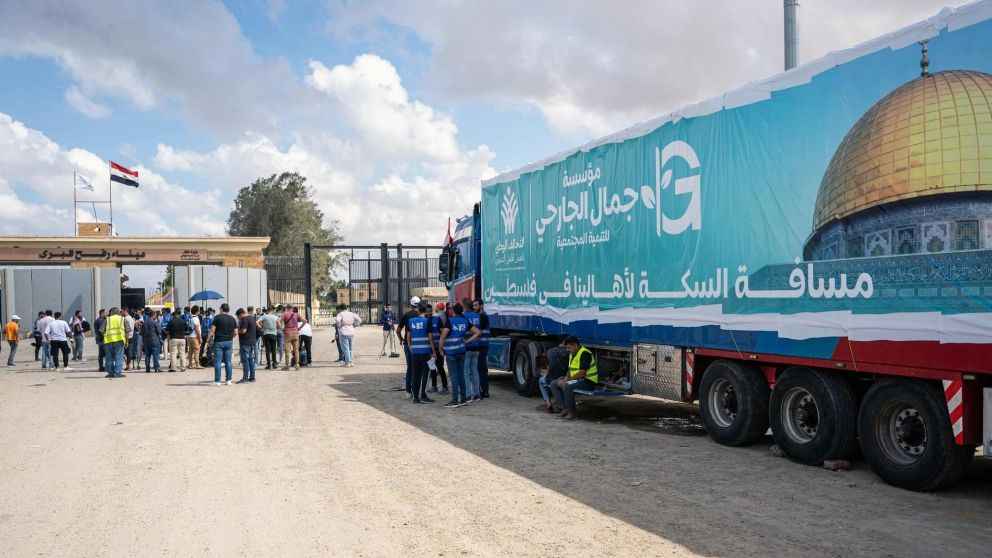 Un camión de un convoy de ayuda humanitaria para la Franja de Gaza espera en la parte egipcia del cruce de Rafah