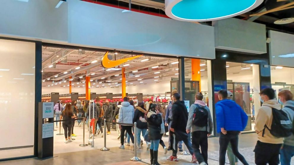 Los consumidores dependen cada vez más de las tarjetas de crédito para financiar sus compras.