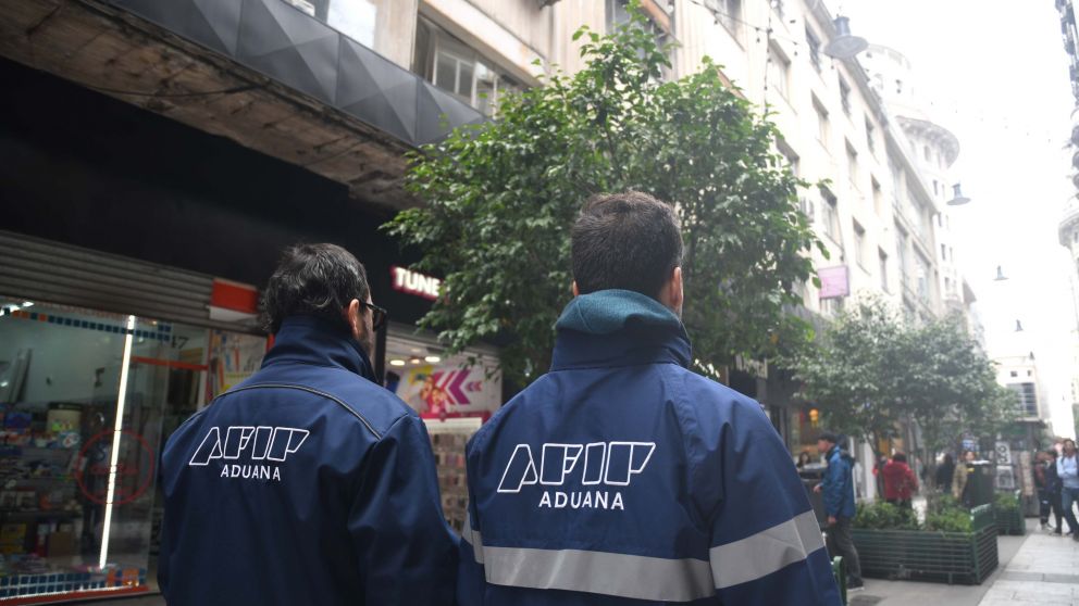 D�lar blue: Aduana y la Polic�a Federal realizan operativos en la City porte�a y en Palermo