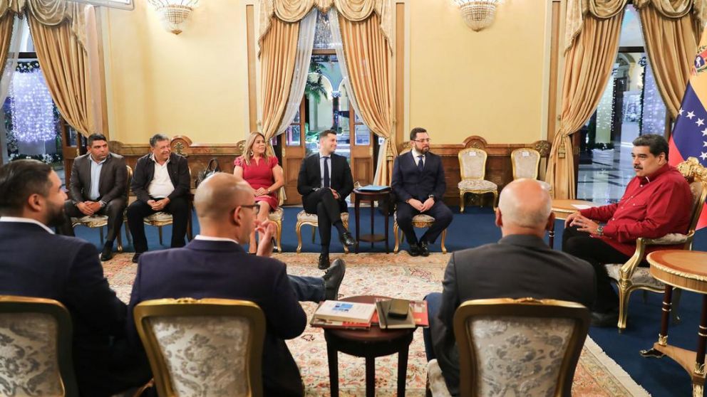 El presidente de Venezuela, Nicol�s Maduro, meses atr�s reunido con dirigentes de la oposici�n