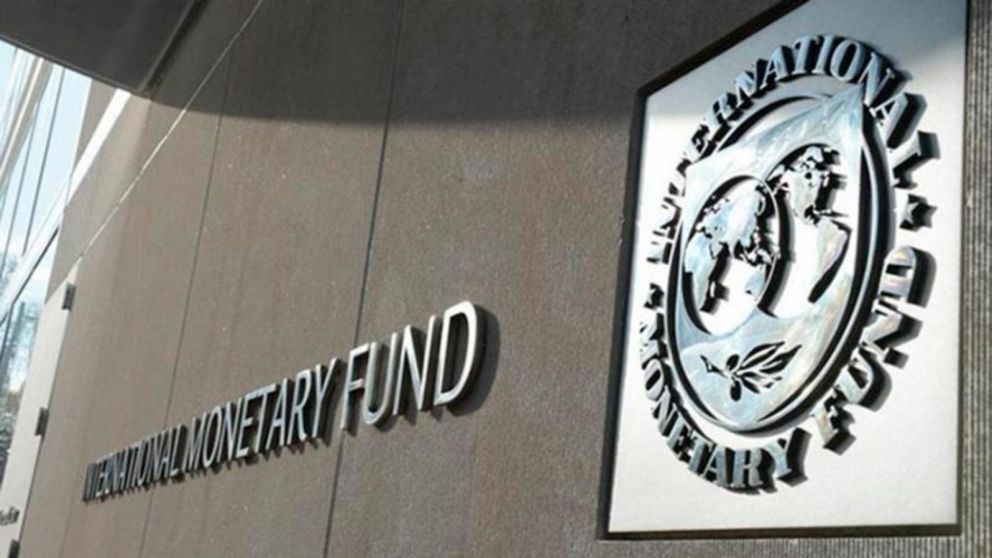 El FMI oficializó el cambio de la meta de reservas y pidió acelerar el ajuste fiscal