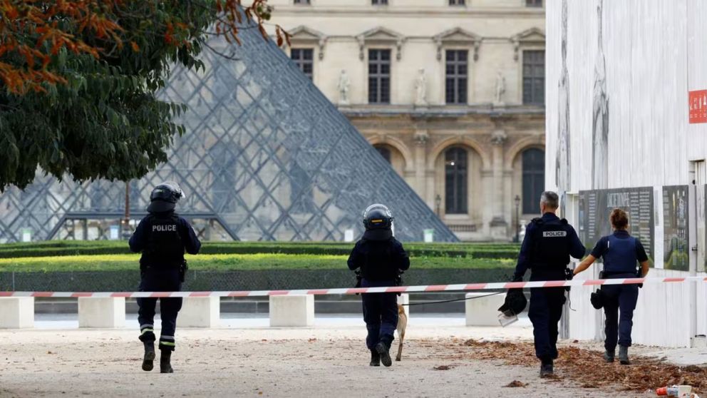 Las fuerzas de seguridad francesas patrullan el Museo de Louvre