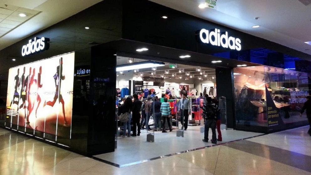 Adidas ofrece empleo