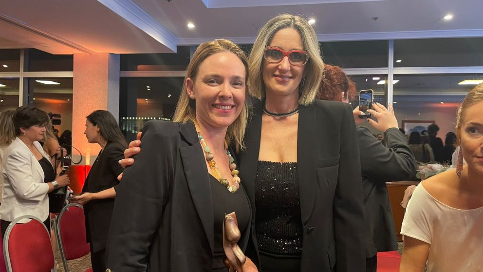 Mariana M�scolo, premiada en el WEF, con la Dra Alicia Canga del Grupo Olmos, quien entreg� el galard�n