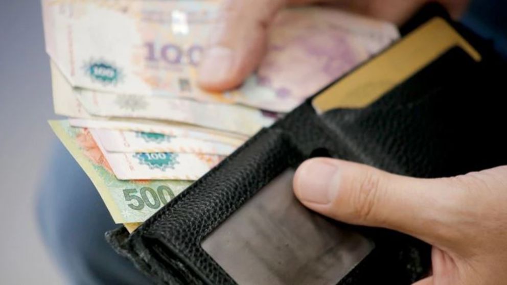 Más de la mitad de los argentinos no cierra el mes con su sueldo