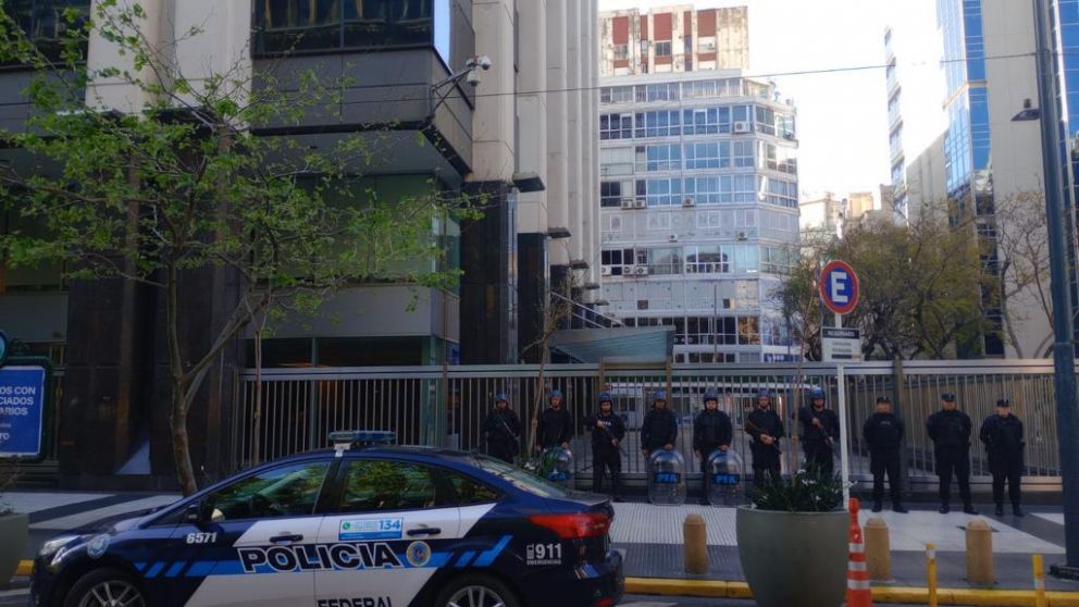 Efectivos de la Policía Federal custodian la sede de la Embajada de Israel, en Avenida de Mayo al 700, Ciudad Autónoma de Buenos Aires