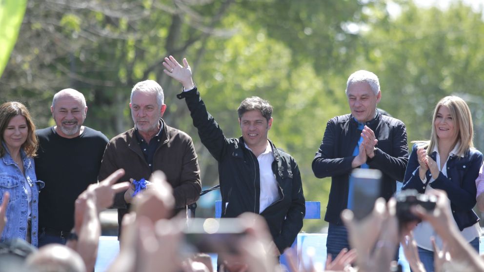 Kicillof de caravana por Berisso