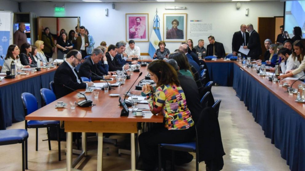 Funcionarios, académicos y especialistas expusieron en Diputados sobre proyecto de financiamiento educativo.