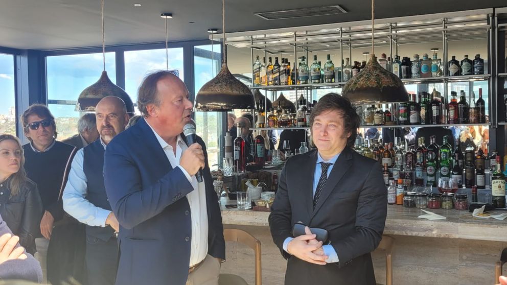 Juan Nápoli fue el organizador del almuerzo y presentador de Javier Milei