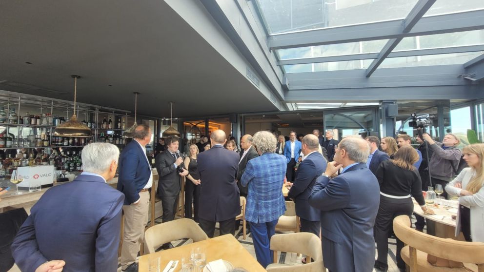 Javier MIlei habló de pie ante los empresarios y se fue sin almorzar