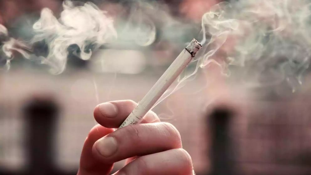 Inglaterra planea prohibir el cigarrillo y restringirá su compra