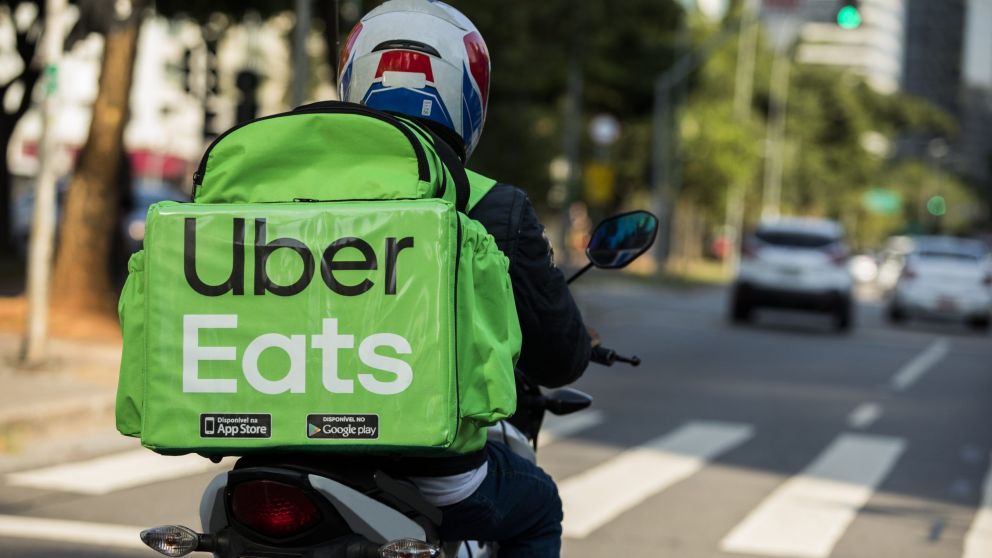 Los taxistas le declararon la guerra a Uber Eats en España