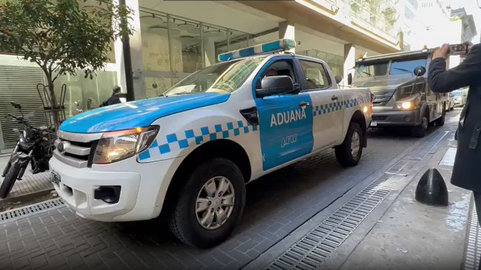 Allanamiento de Aduana a 18 bancos por fuga de USD400 millones