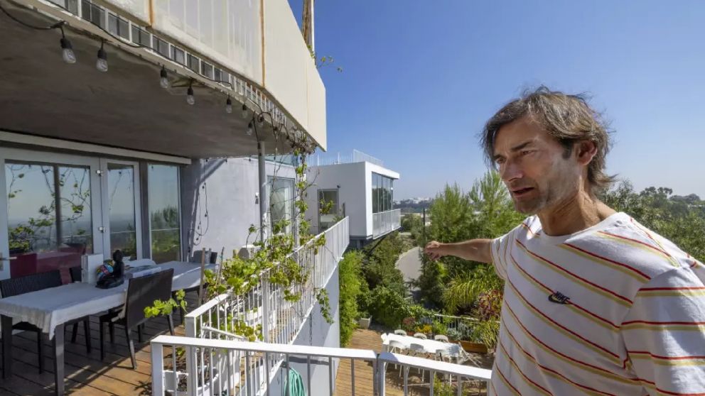Sascha Jovanovic, el propietario, en la terraza de su casa. Su inquilina dejó de pagar el alquiler en 2022 (Los Ángeles Times)
