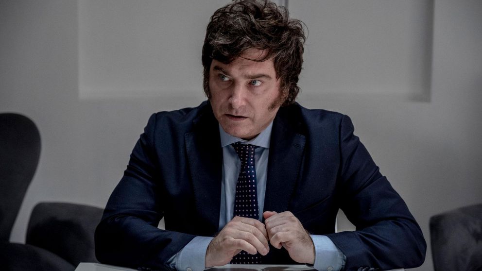 Según The Guardian, votar a Javier Milei sería "un grave error"