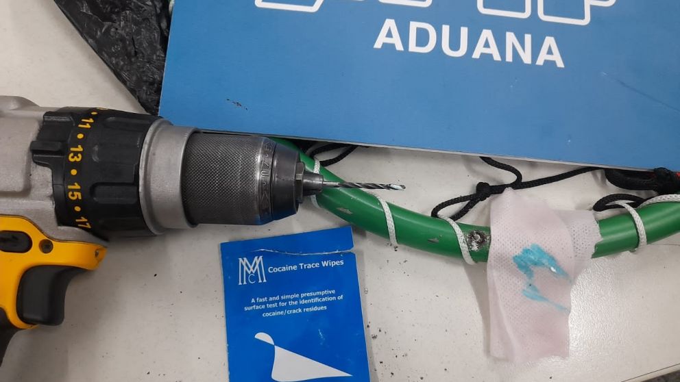  La Aduana secuestr� la coca�na, las pertenencias de la pasajera y la mujer qued� detenida