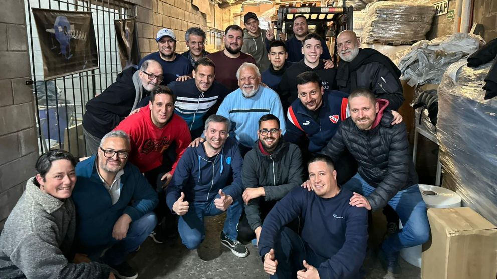Máximo Kirchner y Julián Álvarez compartieron un almuerzo con trabajadores de la pyme Plásticos del Plata.