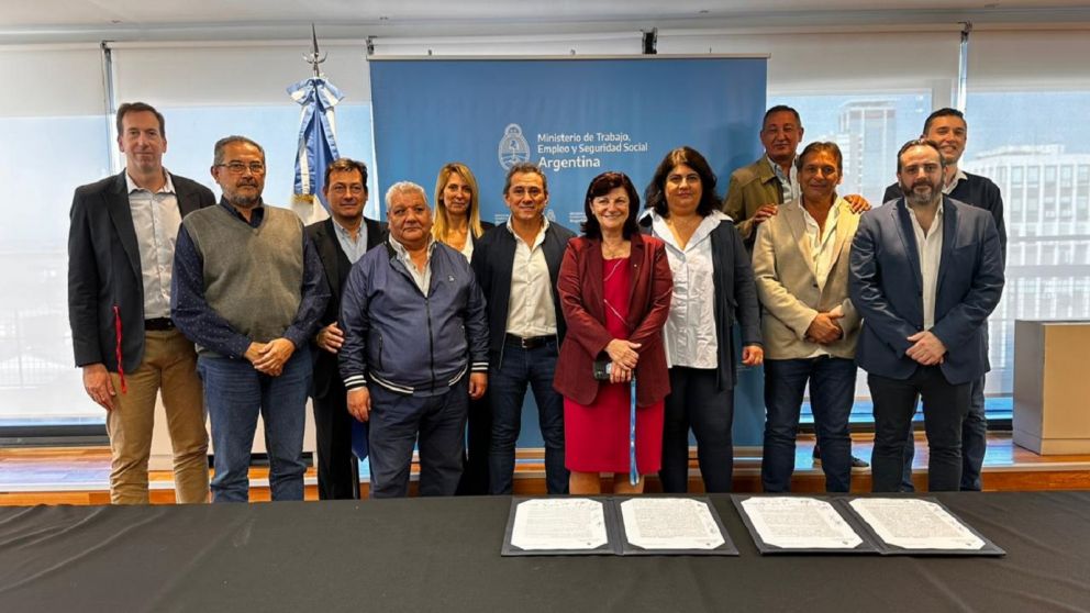 La ministra de Trabajo Kelly Olmos y los sindicatos ferroviarios, acuerdo paritario