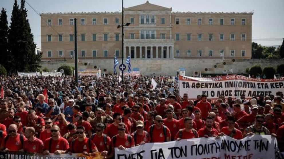 Los manifestantes marcharon hacia el Parlamento, en el que se debate el proyecto oficial