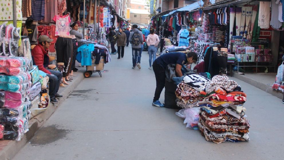 En la feria de Bermejo en Bolivia se consiguen neumáticos desde $20.000