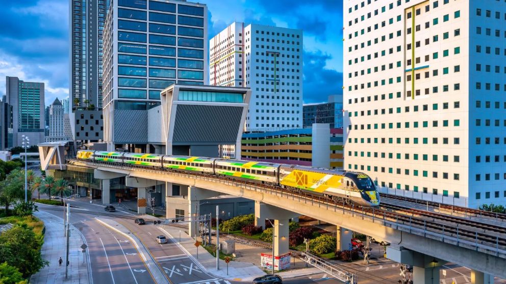 El tren une Miami con el aeropuerto de Orlando