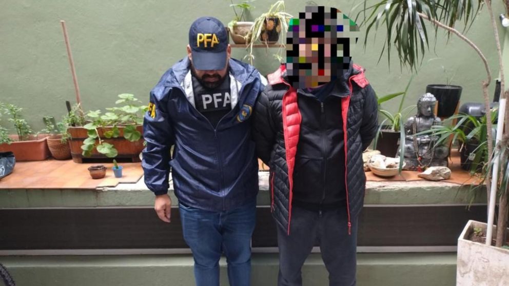 El hombre fue detenido en su vivienda en Palermo.