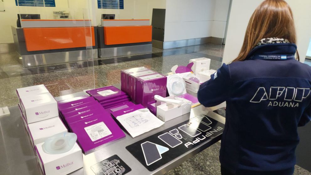Una médica quiso ingresar en el país prótesis mamarias sin avales sanitarios