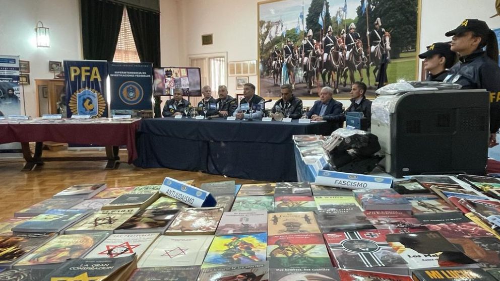Incautan más de 200 publicaciones vinculadas al nazismo y varias impresoras en casa de San Isidro